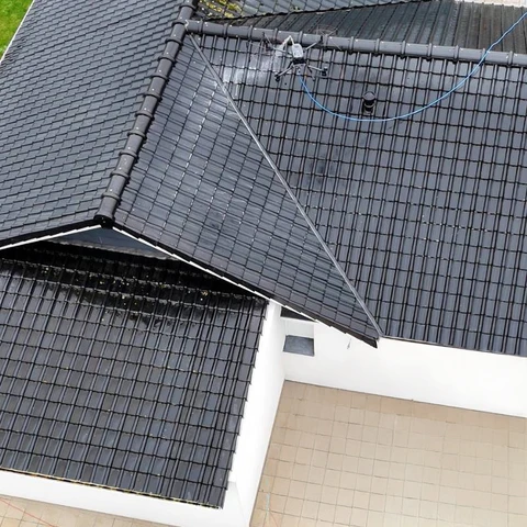 Vue aérienne d'une toiture résidentielle équipée de panneaux photovoltaïques