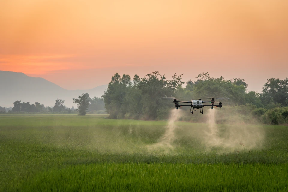 Grand toit d'usine avec ventilateurs de toit, photo de drone d'en haut
