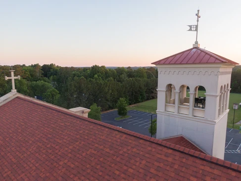 un drone a&eacute;rien tir&eacute; d'une petite pelle jaune se dresse dans un grand jardin et creuse un trou pour une piscine en autriche