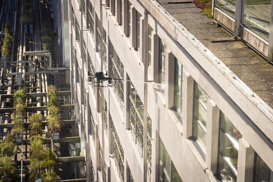 Intérieur résidentiel avec robot aspirateur autonome nettoyant un parquet en bois massif