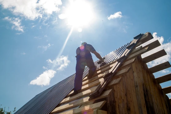 Structure de toit en bois pour une maison, construction de maison en bois