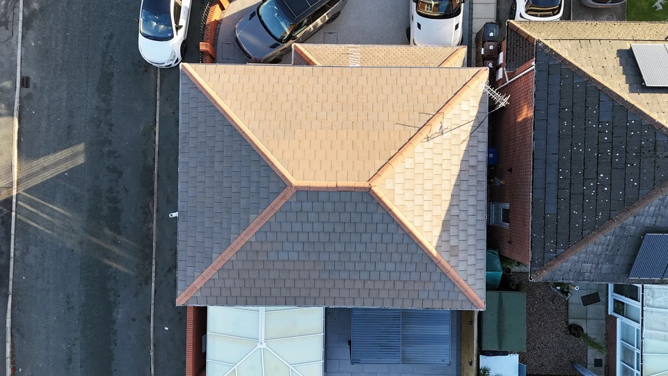 Gros plan sur une bombe aérosol avec tube applicateur rouge en position verticale sur fond neutre