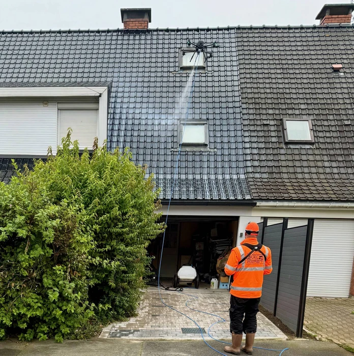 Maison individuelle moderne avec toiture en tuiles terre cuite ondulées, vue aérienne extérieure