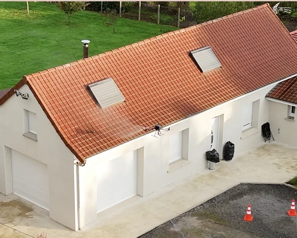 Maison individuelle à architecture traditionnelle avec toit en tuiles terre cuite, façade crépie beige et volets violets