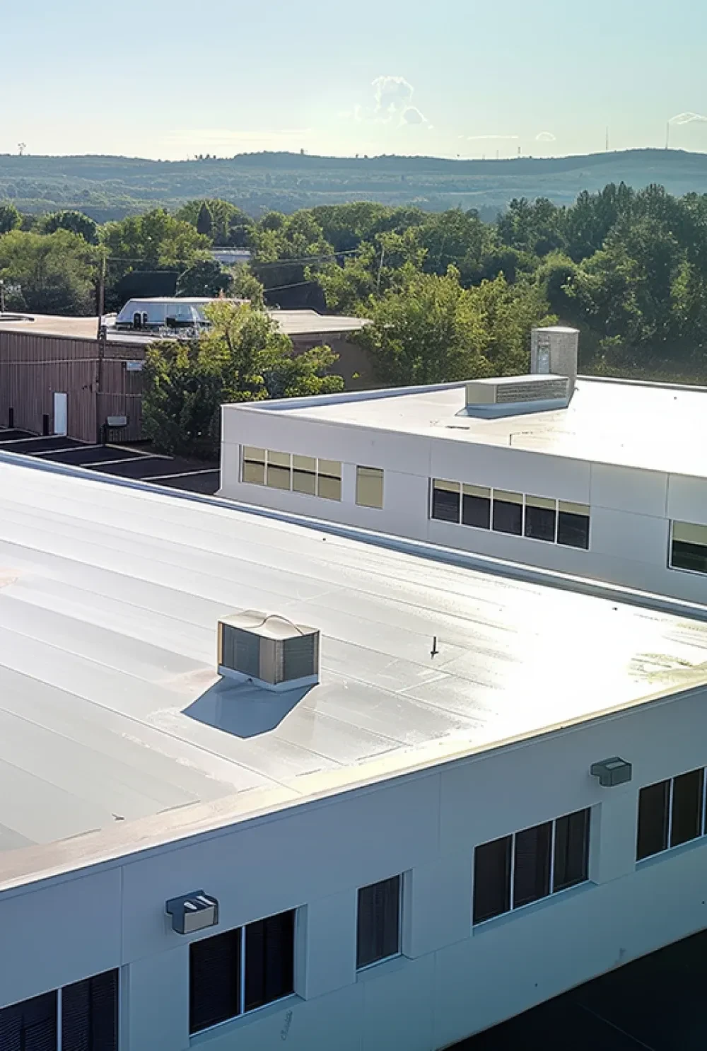 Homme accroupi sur piste d'aéroport surveillant drone professionnel au sol par temps ensoleillé