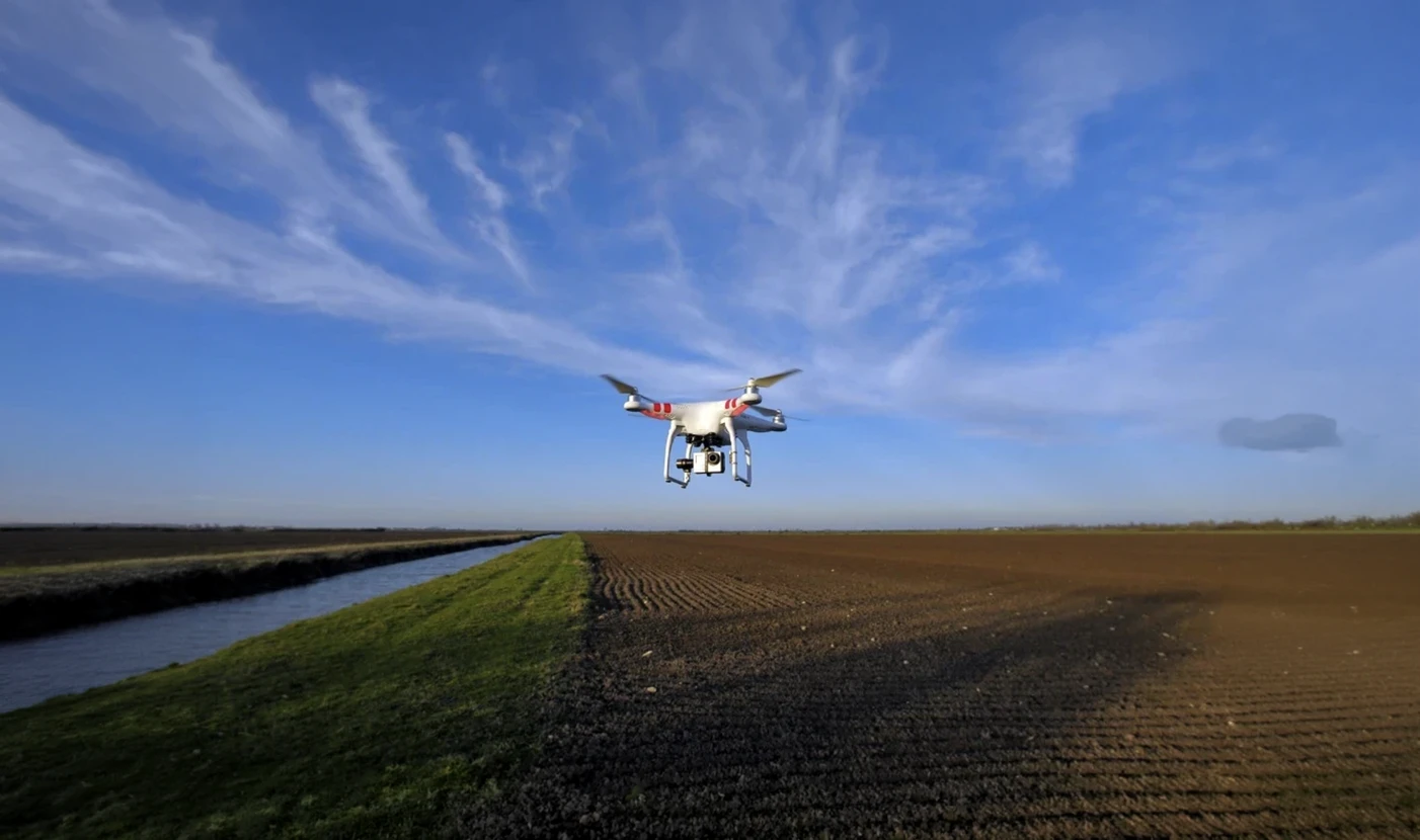 Excavatrice d&eacute;molissant l'ext&eacute;rieur du b&acirc;timent urbain avec un puissant bras hydraulique