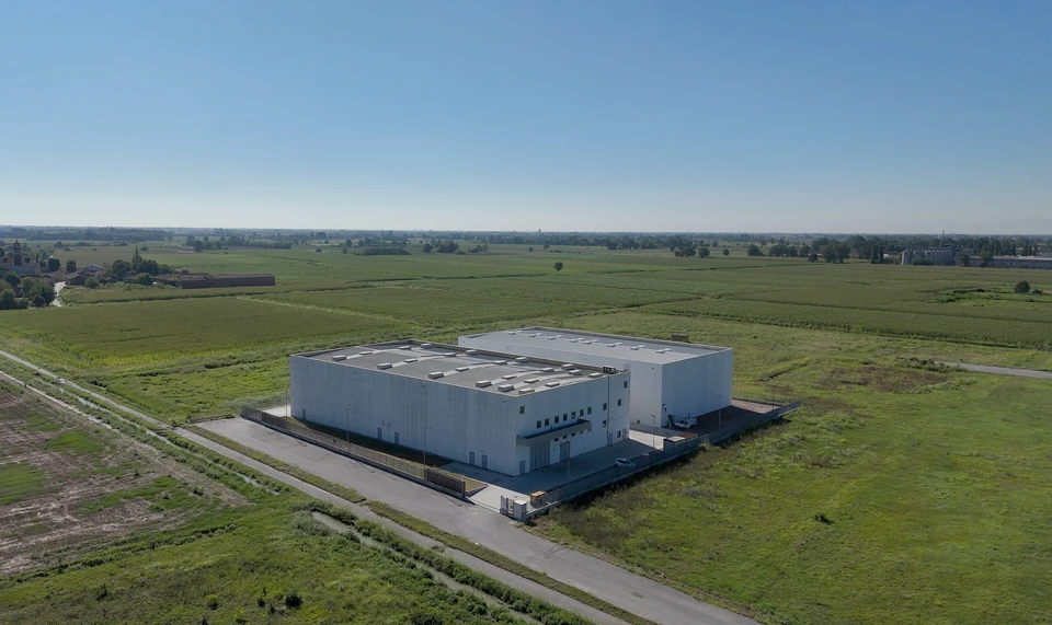 Vue aérienne d'une route côtière serpentant le long d'une plage aux eaux turquoise